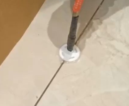 满洲里瓷砖空鼓维修公司专业解答瓷砖在铺贴过程中，如果没有涂抹均匀到位的粘结材料（如水泥砂浆或瓷砖胶），可能会导致以下问题