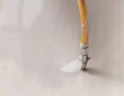 满洲里瓷砖空鼓维修公司专业解答在瓷砖铺贴过程中，如果使用的砂料过粗（如全部使用了粗砂），可能会导致以下问题