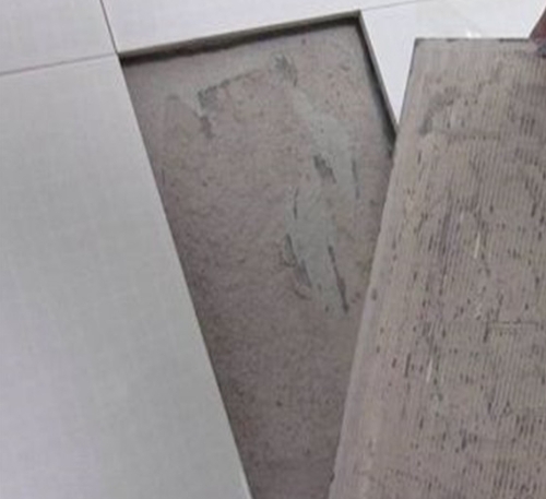 满洲里瓷砖空鼓维修公司分享瓷砖铺贴时如果打浆（即涂抹在瓷砖背面和基层上的砂浆或瓷砖胶）过少，会带来以下问题